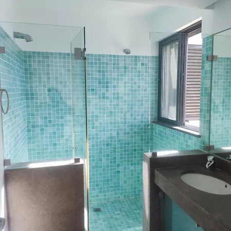 Ocean View Residences 3 Bedroom Villa's Sea View וילה *